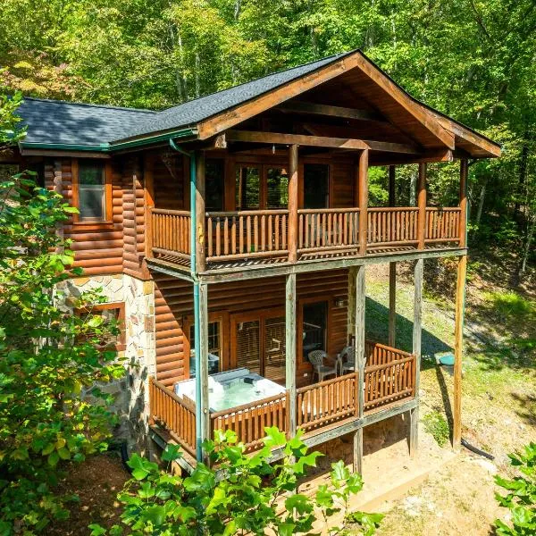 Briar Brook - Private Smoky Mountain Luxury Log Home with 2 Fireplaces, Hot Tub & Community Pool，位于赛维尔维尔的酒店