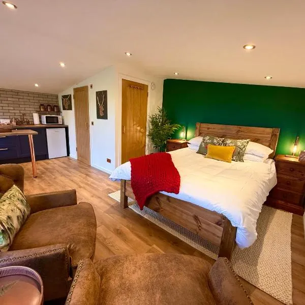 Stylish Cabin with Countryside Views and King Bed,位于Maybole的酒店