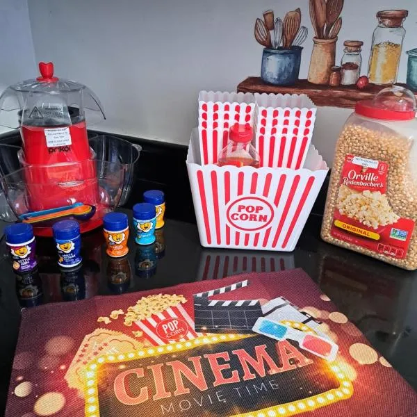 Fun Home in Pocono with Gameroom-Firpit-BBQ Grill-TV and AC in all rooms，位于托比汉纳的酒店