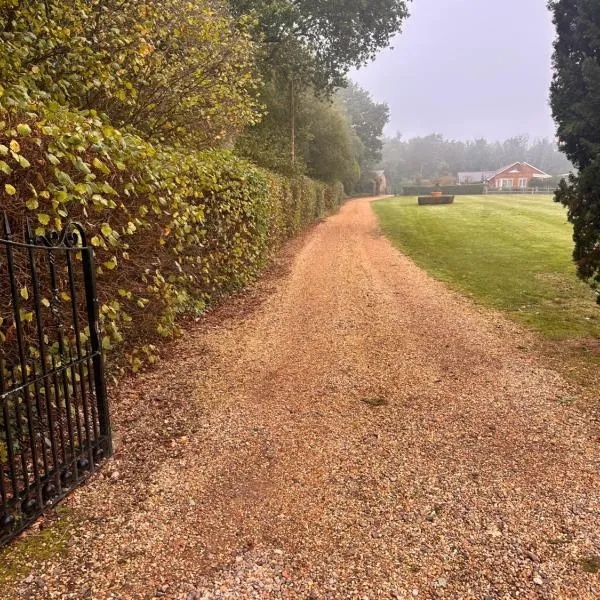 Pet Friendly Dorset Getaway Hot Tub and Alpacas Relaxing UK Short Break，位于Horton的酒店