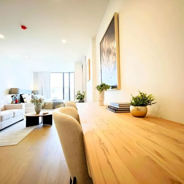 Light luxury hotel-style suite in the core of Box Hill, with everything you need for dining and entertainment downstairs，位于博士山的酒店