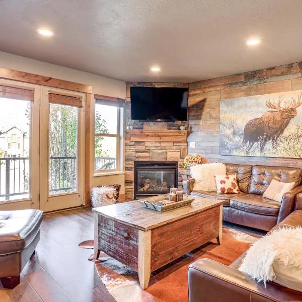 Ski, Hike and Relax Eden Condo with Hot Tub Access，位于Eden的酒店