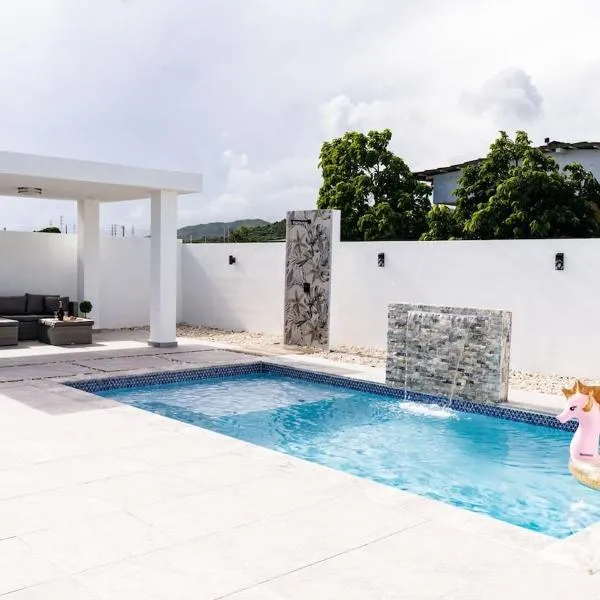 La Vecchia Village Spacious Private Pool Area，位于瓜亚马的酒店