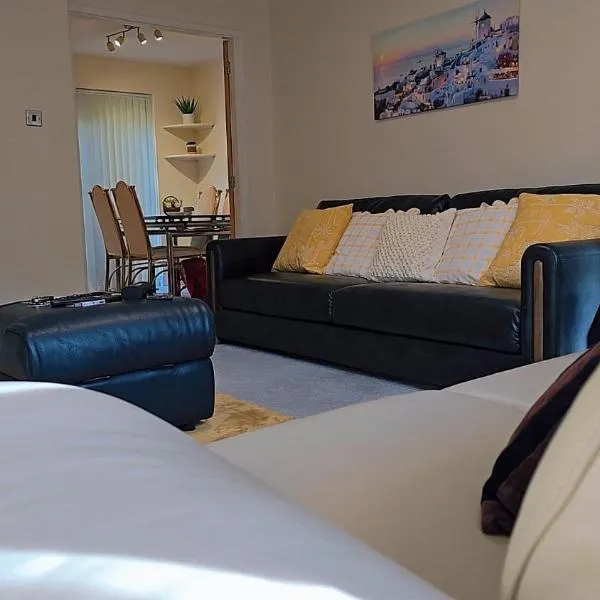Modern luxury 3-bedroom guesthouse in Wigan，位于威根的酒店