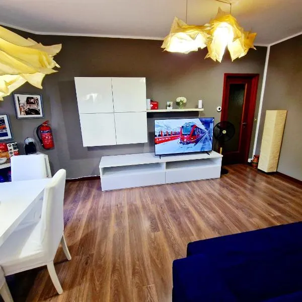 COSY FLAT IN CENTRAL TIRANO - 60 seconds walk from Bernina Express Train station，位于蒂拉诺的酒店