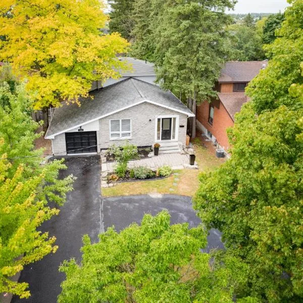 Furnished Family Home near Toronto - Great Location Game Room - Backyard - Parking & Self Checkin，位于皮克灵的酒店