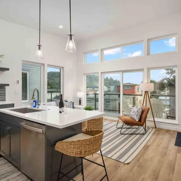Ebb916 Modern Loft, Heart of Taft District, Walkable to Beach，位于林肯市的酒店