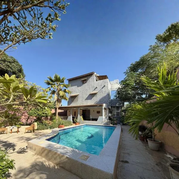 Villa avec piscine privée, personnel, cuisinier, plage, jardin，位于索蒙的酒店