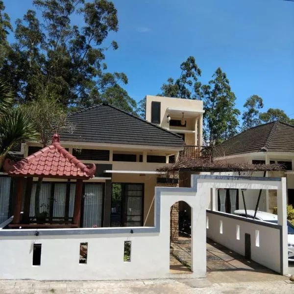 Villa Bungas Kusuma Pinus M92，位于巴图的酒店