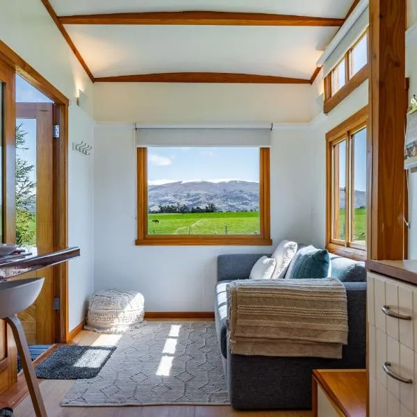 Tarras Tiny Haven - Wake up to Breathtaking Mountains，位于Tarras的酒店