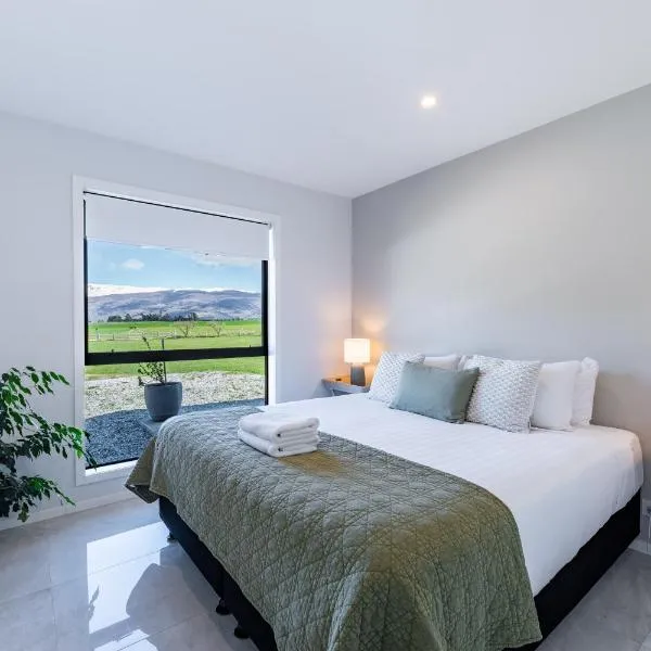 Tarras Serenity Haven - Mountain Views and Calm - Private room with shared spaces，位于Tarras的酒店