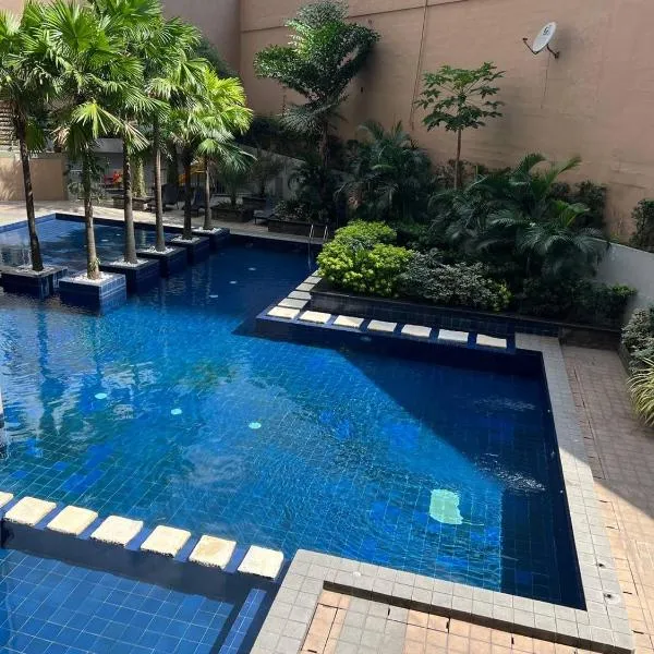 Singapore Theme Sunshine 100 Tower 3 Pioneer Free Pool Gym Internet Netflix，位于马尼拉的酒店