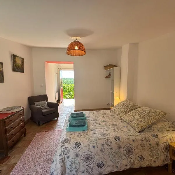 Studio Ouest - Chambre avec vue vignoble - Domaine viticole Château Barbebelle Rognes - Proche d'Aix-en-Provence，位于罗尼的酒店