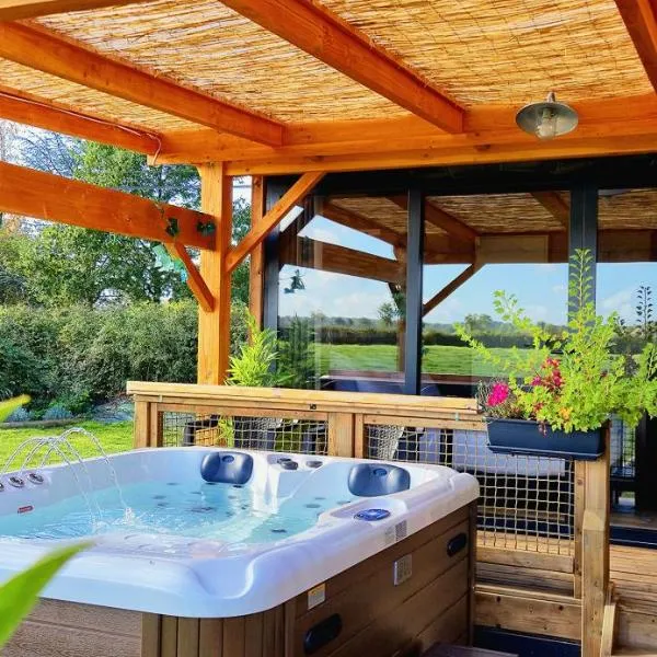 La Luna - Tiny House Spa - Romantique & Nature，位于Saint-Yan的酒店