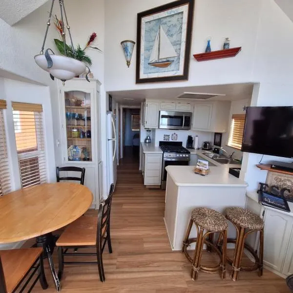 Ocean Front Cabin 11 w Jacuzzi & Superb Views，位于Smith River的酒店