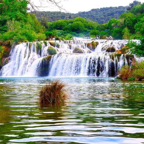 Matanovi dvori-Krka National Park，位于罗佐瓦克的酒店