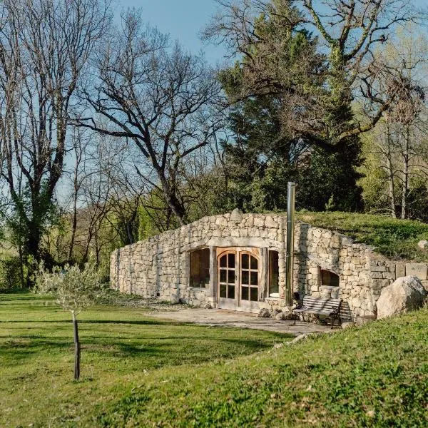 Maison Terre Les Cabanes de Fallot - sauna bain-froid piscine naturelle，位于LʼIsle-Bouzon的酒店