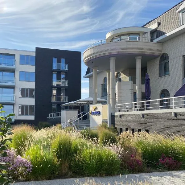 Hotel Acropolis " Op het sportiefste park van de kust "，位于米德尔克尔克的酒店