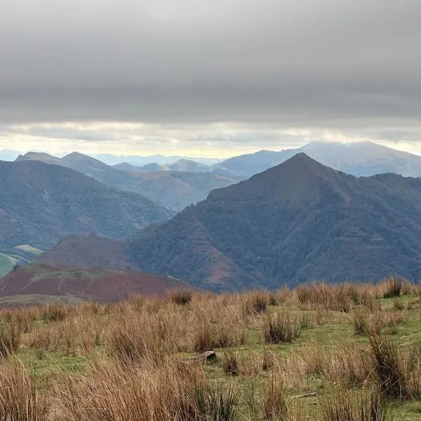 Maisonnette deux chambres au fameux PAS DE ROLAND，位于伊特萨苏的酒店
