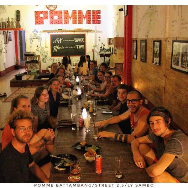 Pomme Hostel Restaurant & Bar - Private Sleeping Cabins，位于马德望的酒店