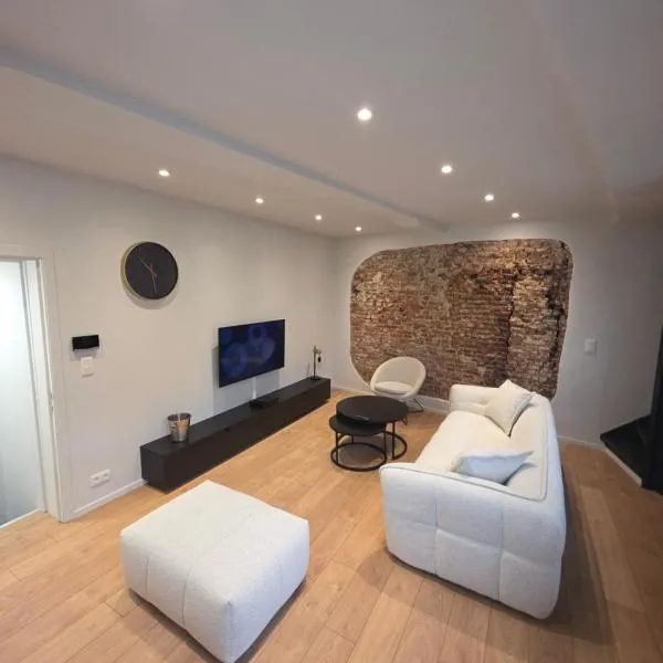 First，位于图尔奈的酒店