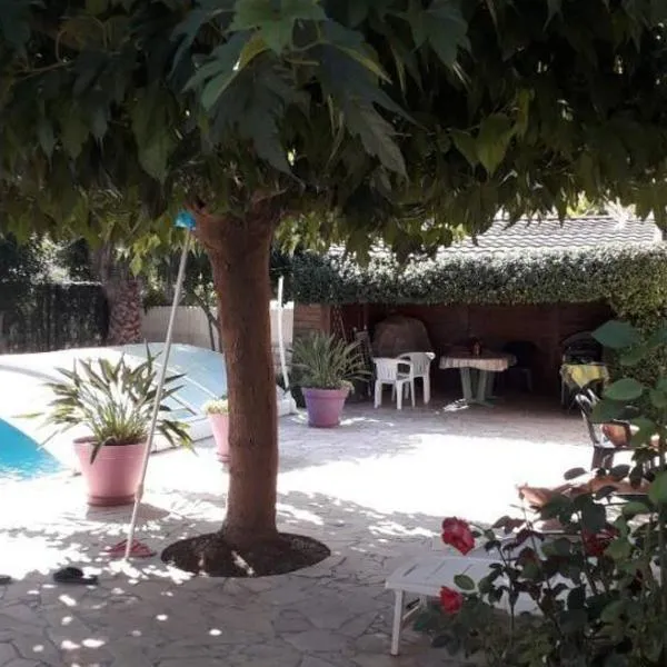 Maison de vacances avec 4 chambres-Piscine-Clim-WiFi，位于Claira的酒店
