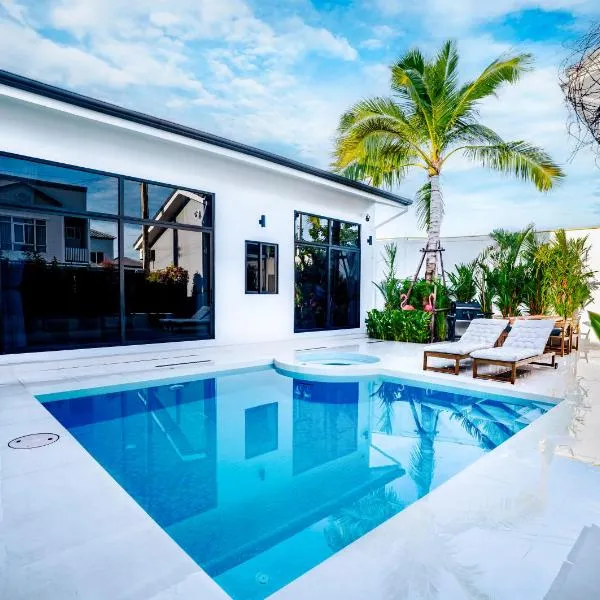 Bangkok Luxury Private Pool & Jacuzzi Villa , Daily Maid，位于Bang Bua Thong的酒店