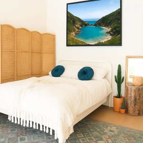 Modern Studio Apartment with Full Kitchen near Belfast，位于Dundonald的酒店