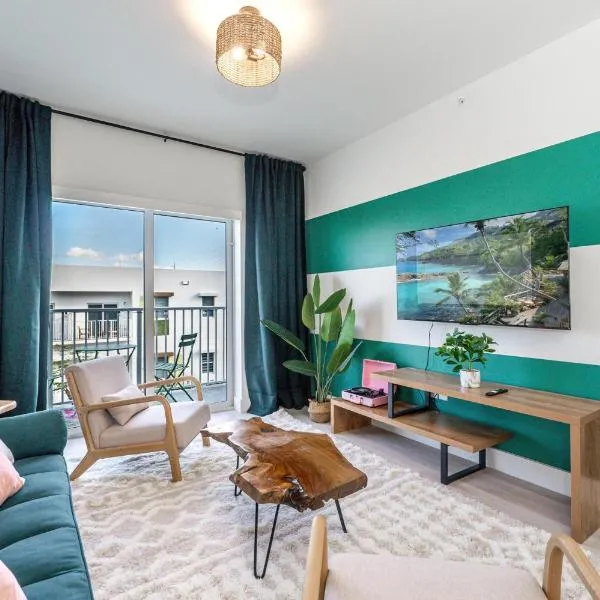 Event-Ready 2BR 2BA Near Stadium & Beach includes Parking and Washer and Dryer，位于哈兰代尔海滩的酒店