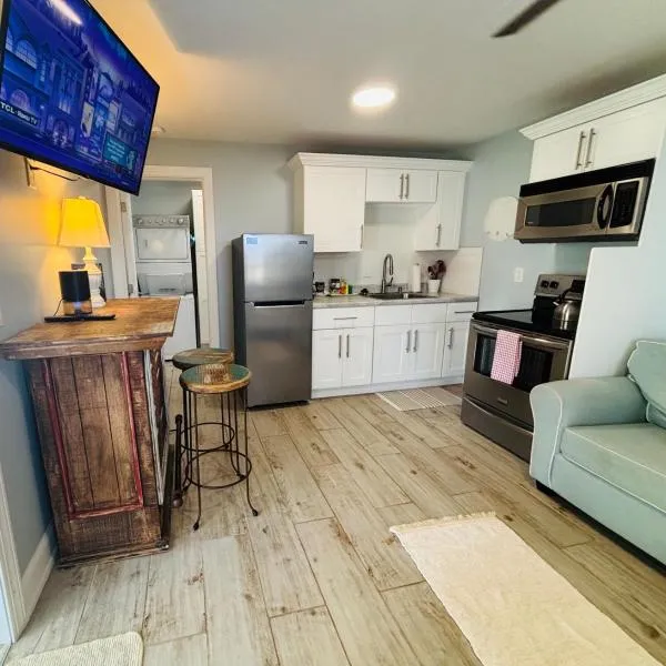 Seahorse - Tiny Home 1.2 Mi, 2 Beach Kitchen W & D Queen Bed，位于博尼塔斯普林斯的酒店
