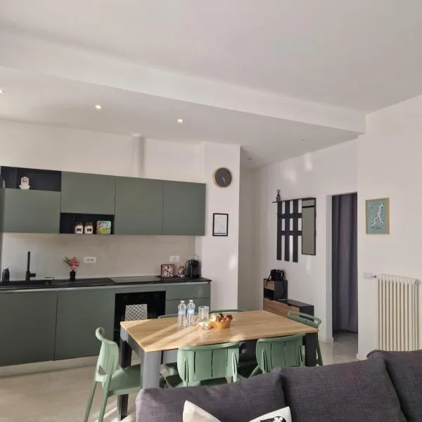 House 13 apartment in Cernobbio，位于切尔诺比奥的酒店