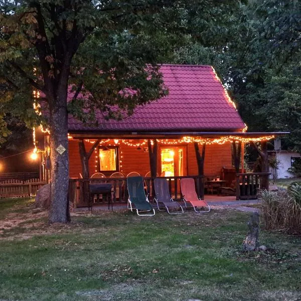 Ranczo w lesie - domki z jacuzzi，位于Ożarów的酒店