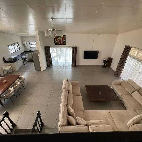 Villa Famirie 8-10 people，位于帕拉马里博的酒店