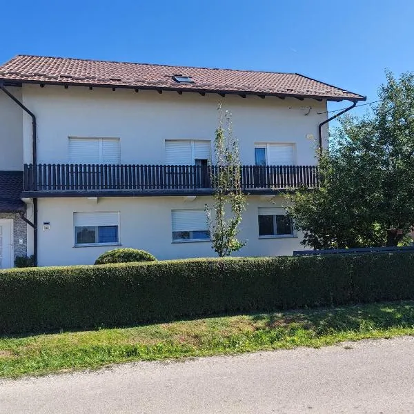 Apartments with a parking space Vrbovec, Prigorje - 22922，位于Vrbovec的酒店