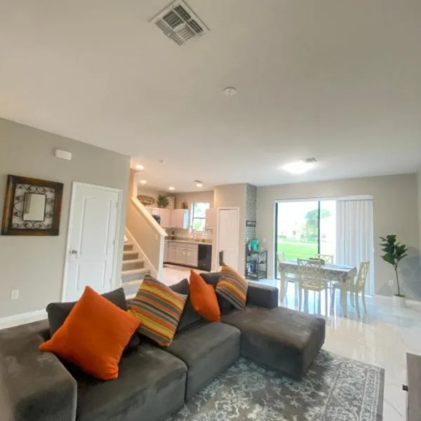 Modern Tropical Family Retreat near Legoland, Disney, Universal and Bok Towers，位于基西米的酒店