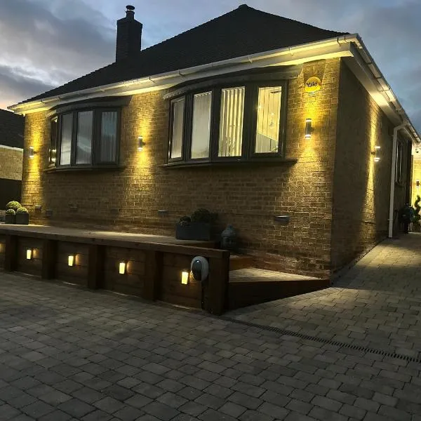 Modern Retreat with Hot Tub and Cinema，位于Cuckney的酒店