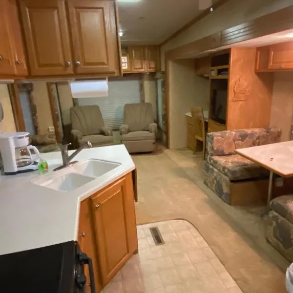 Platte-Camper in Woods w/FirePit & Hot Tub Access，位于Benzonia的酒店