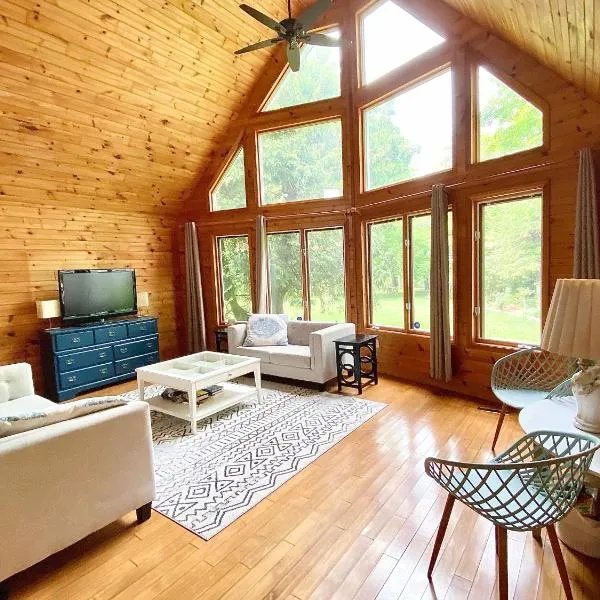 Lakefront Cottage w Grand Cabin Room,位于Forest的酒店