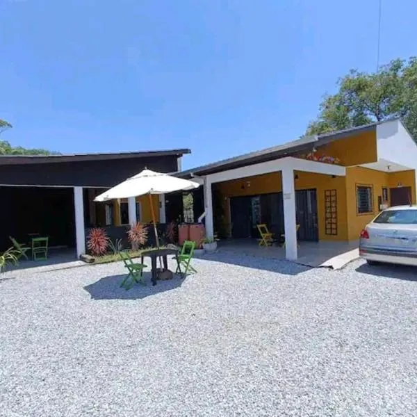 Kitnet 2 confortável com piscina em Pontal do Sul，位于巴拉那州蓬塔尔的酒店