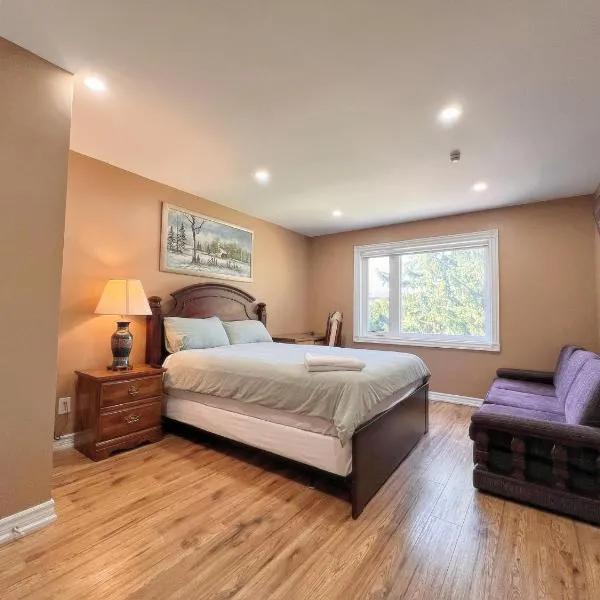 Spacious Rooms with Bath Near Wonderland & Vaughan Mills Mall，位于沃恩的酒店