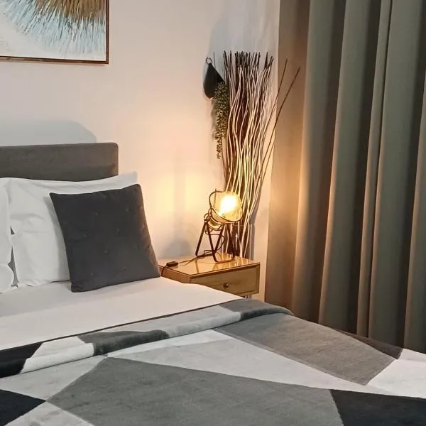 Rafina's BLUE HEART! Steps from the beach,2 min walk - WALK to Rafina main square 10 min, and Port about 15 min walk ! Ideal vacation base!，位于拉斐那的酒店