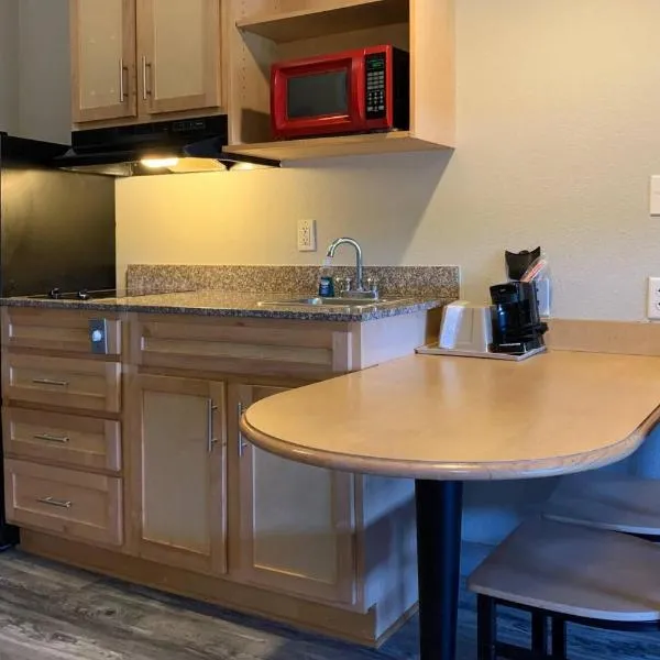 Suburban Studios near Panama City Beach，位于巴拿马城的酒店