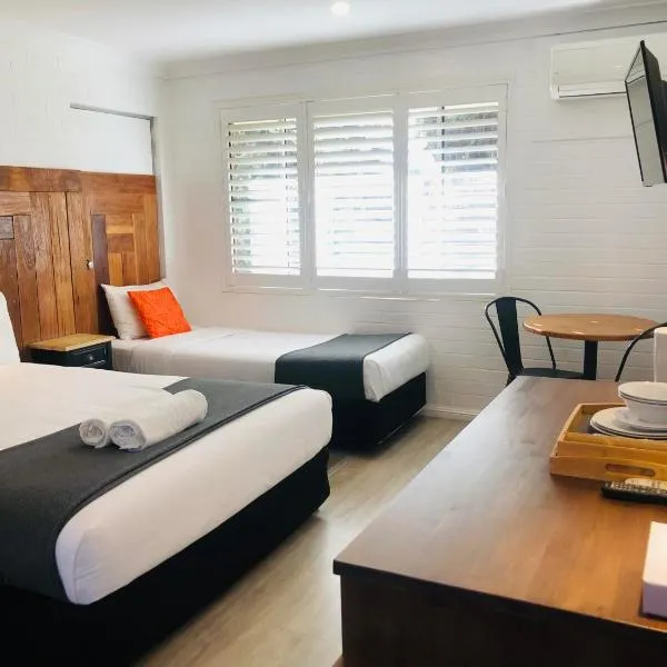 愉快之路河滨汽车旅馆，位于诺拉的酒店