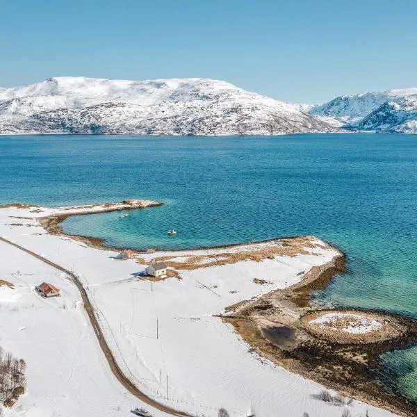 Serviced Farmhouse - Kvaløyvågen Gård，位于Kvaløya的酒店