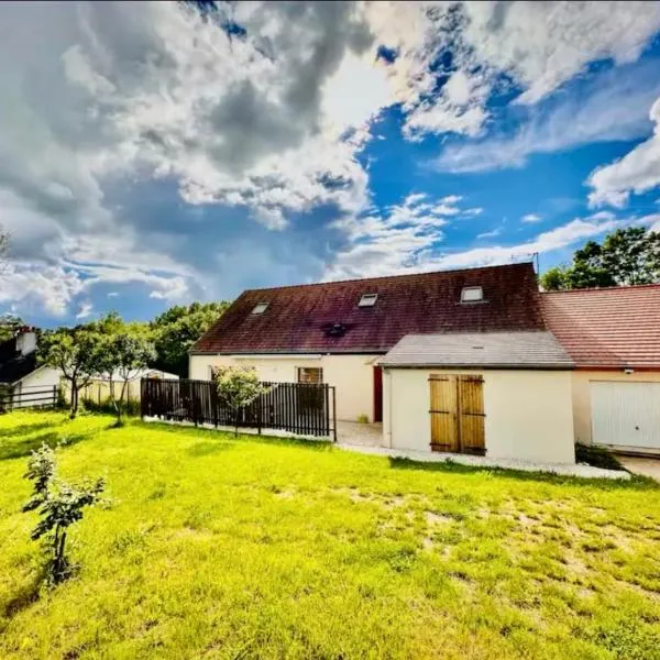 Grande maison romantique avec jacuzzi intérieur & parking, à 1h30 de Paris，位于Montbouy的酒店