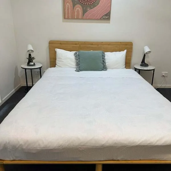 Double Bed Room with Ensuite Bath-Peaceful location，位于Gledswood Hills的酒店