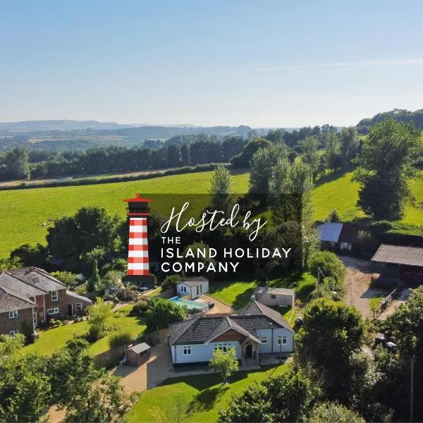 Adgestone Villa - A Luxurious Countryside Escape with Heated Pool, Near Sandown Beach, Dog Friendly in Rural Sandown - Perfect Getaway for Family & Friends，位于Alverstone的酒店