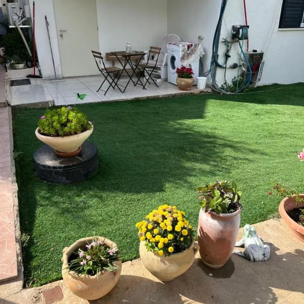 יחידת דיור חדשה עם גינה ומקלט - היחידה בגליל，位于谢莫纳城的酒店