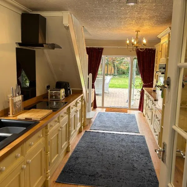 The Corner House, 36, Broadway Road,，位于伊夫舍姆的酒店