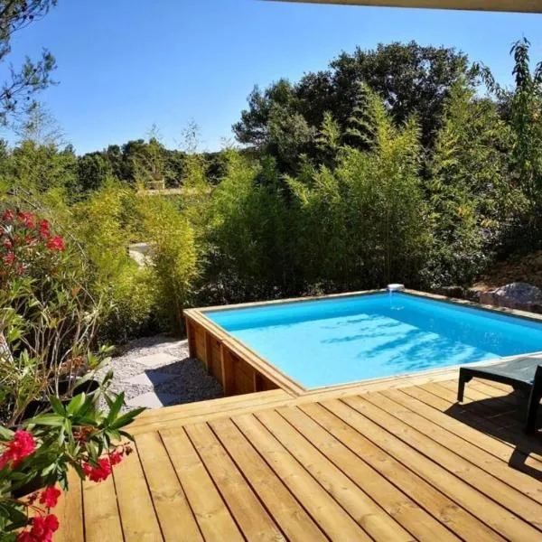 Superbe T3 avec jardin et bassin, dans un village calme au nord de Montpellier，位于圣热利迪弗斯克的酒店
